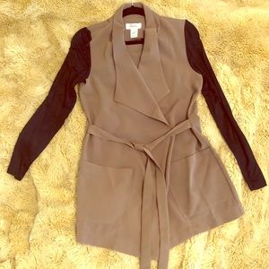 Lightweight poly/spandex classic jacket w/tie belt